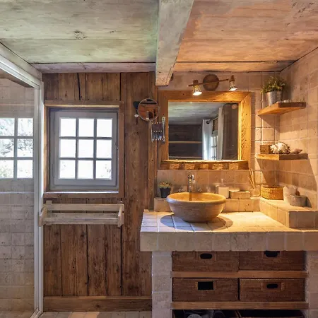 Chalet Authentique Luxe Piscine
